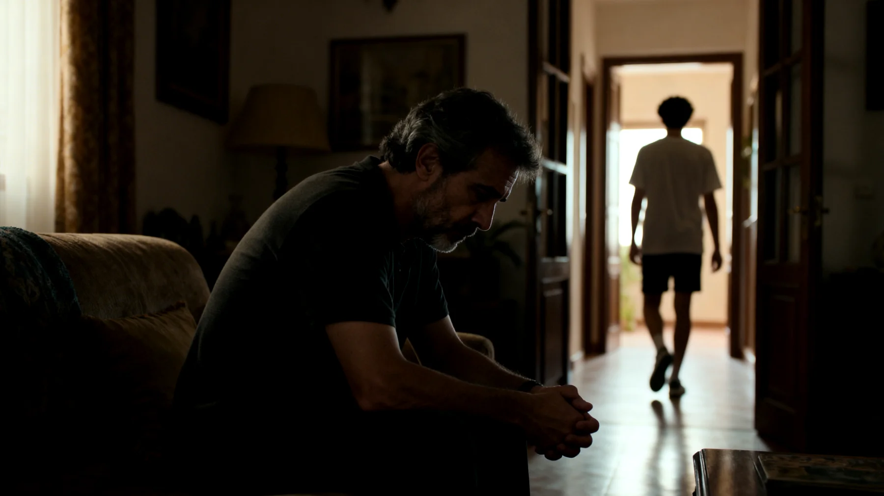 Un padre siente una profunda culpa por no haber estado suficientemente presente durante la adolescencia de su hijo, ahora joven adulto. Cree que sus ausencias pasadas, motivadas por el trabajo o por conflictos personales, han dejado heridas emocionales en su hijo y han dañado la relación entre ambos. Este sentimiento de culpa le paraliza en el presente, dificultándole actuar con naturalidad y autenticidad en los momentos que comparten actualmente."